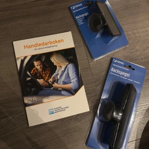 Handledarboken & säkerhetsspeglar för säkrare mängdträning - Handledarboken är en guide för den som ska vara handledare vid privat övningskörning. Den täcker viktiga aspekter av körträning och säkerhet, och speglarna som stärker säkerheten. Perfekt för att förbereda sig inför handledarskapet och säkerställa en trygg och effektiv körutbildning.