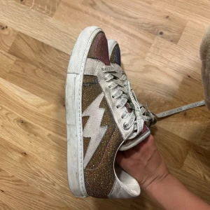 Zadig voltaire skor  - Har defekter som bla på sidorna. Men de är annars fina. Smutsiga men går lätt att ta bort. Köpa för drygt 3500kr kan sänka pris vid snabb köp