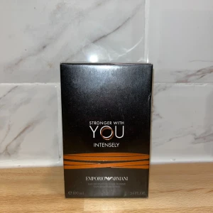 Stronger With You Intensely Eau de Parfum - Säljer en elegant och intensiv parfym från Emporio Armani, Stronger With You Intensely. Flaskan rymmer 100 ml och doften är kraftfull och maskulin med inslag av vanilj och kryddor. Perfekt för den som vill ha en långvarig och minnesvärd doft.