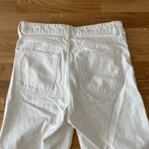 Vita jeans  - Vita, raka jeans från H&M i strl 40. Använda 1 gång pga för små, snarare en strl 36/38 i midjan. Lång modell, jag är 174 cm och jeansen är bra längd för mig. 