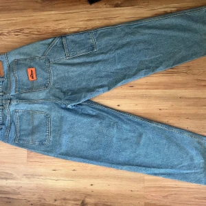 Butter goods Baggiest - Ett par sparsamt använda ljusblåa Butter Goods jeans! Tveka inte att skriva om du är fundersam över något! Nypris: -:1200 Mitt pris: -:450 (OBS pris kan diskuteras vid upphämtning eller snabb affär)