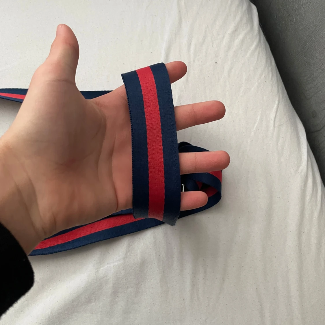 Hej jag säljer denna väskan för att jag har tänk och köpa en annan väska nu och jag har inte haft denna så länge och jag har bara rest med denna väskan. - 2