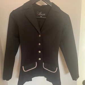 Svart kavaj från CRW Exclusive - Jättefin tävlings kavaj från CRW Exclusive i storlek 34. ☺️