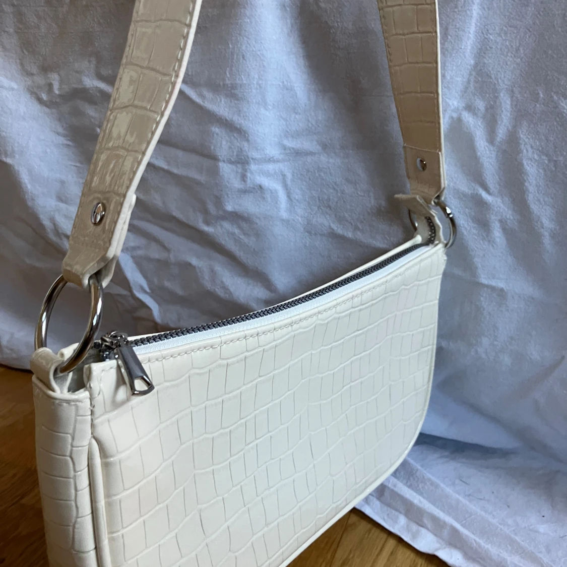 Vit axelväska med krokodilmönster