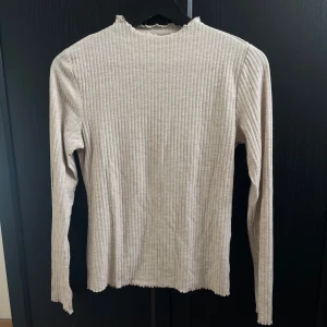 Top - Snygg ribbad top från ONLY. 