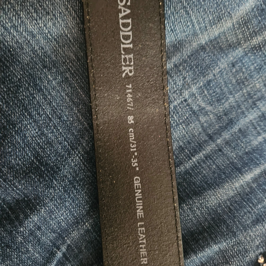 Svart skärp med nitar från Saddler - 2