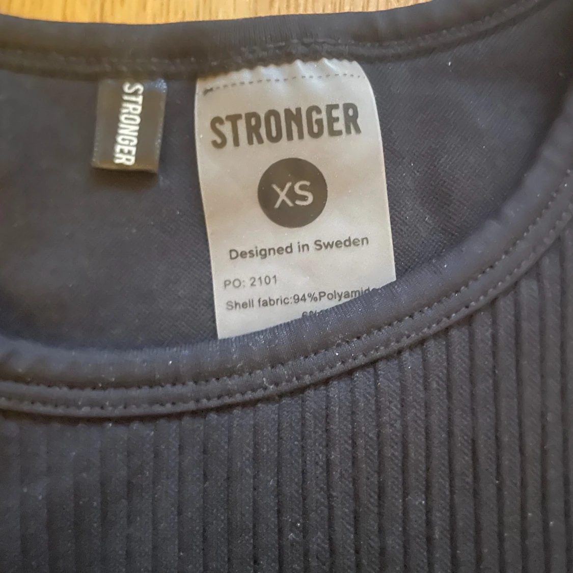 Croppad Stronger topp - 2