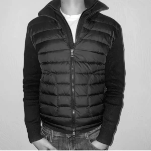 Moncler cardigan - Säljer denna riktigt feta och eftertraktade moncler cardigan färgen svart men har en liten kontrast med mörkblå. Den är i storlek s men passar mer xs. den är superbra skick. Köpt i Stockholm för 9699kr säljs för 3899 byten kan vara intressant bara att skriva vid frågor samt intresse. 