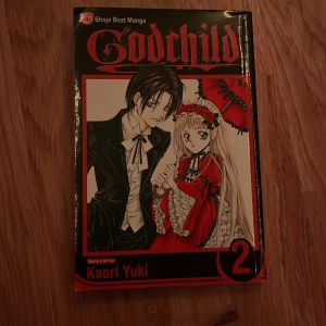 Godchild Volym 2 - Manga av Kaori Yuki, del av serien Godchild. Volym 2 fortsätter den gotiska berättelsen med intriger och mysterier i 1800-talets England. Perfekt för fans av mörka och dramatiska historier. Köpt second hand så har själv inte läst den.