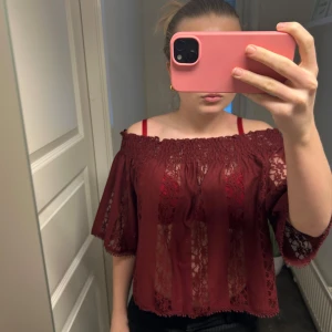 Vinröd offshoulder blus - Sååå fin vinröd tröja som passar perfekt till sommaren och våren💞💞🥰💞💞🥰💞storlek Xs den är stretchig så passar mig som bär S men tror även M🥰🥰