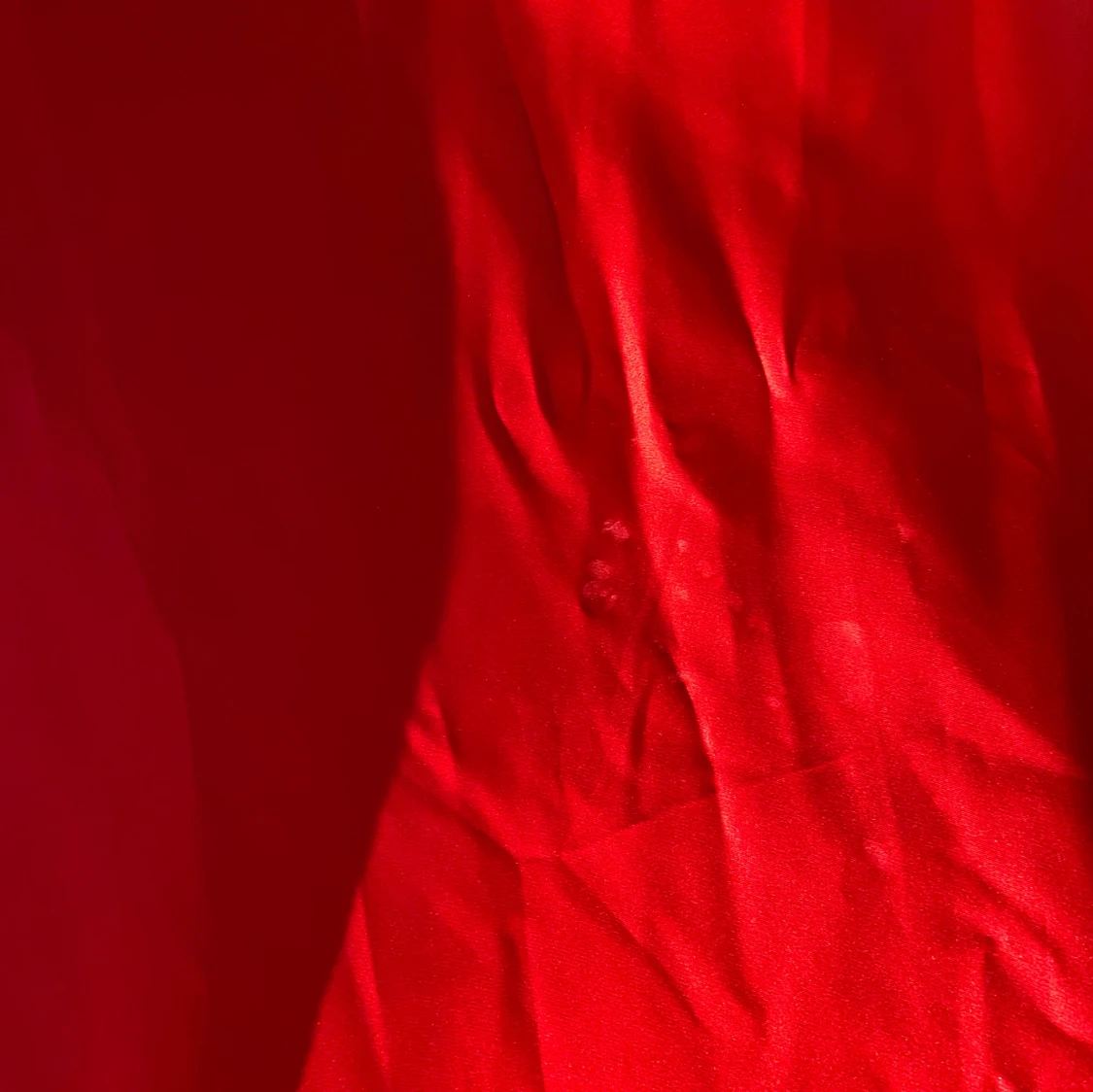 Röd balklänning med smala axelband - 3