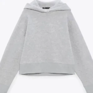 Grå hoodie från Zara - Säljer en mysig grå hoodie från Zara. Perfekt för en avslappnad stil med sin bekväma passform och klassiska design. Den har långa ärmar och en praktisk huva. Passar perfekt till vardagsoutfiten!