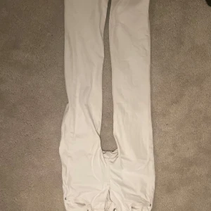 Vita bootcut jeans från Lee - Snygga vita bootcut jeans från Lee med klassisk design. De har en dragkedja och knapp framtill samt fickor både fram och bak. Perfekta för en stilren look.