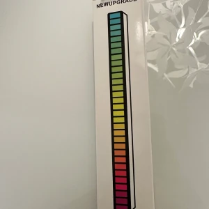 Music Rhythm Light Bar med flerfärgade RGB LED-lampor - Music Rhythm Light Bar med flerfärgade RGB LED-lampor kan vara ett spännande och kreativt tillskott till ditt hem, rum eller arbetsplats av flera anledningar.Ambiens och atmosfär: De föränderliga färgerna och rytmiska ljuseffekterna kan skapa en häftig atmosfär och förbättra stämningen i rummet. Detta är perfekt för att skapa en mysig miljö eller en livlig, energisk upplevelse.