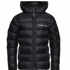 Sail Racing jacka Gravity Down - Snygg svart dunjacka från Sail Racing i modellen Gravity Down. Storlek xs men stor i storleken så passar allt från xs-m beroende på hur man vill att den sitter! Har två små hål och lite av texten på bröstet har försvunnit (se bild) i övrigt o my let bra skick! Köpt för 4000kr förra året 