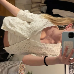 jättefin sommar kofta  - Säljer min vita kofta från Kappahl i storlek S. Den är jättefin och passar nästan till allt 💞