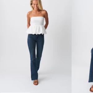Low waist bootcut jeans från GinaTricot  - Snygga mörkblåa jeans från Gina tricot använd få tals gånger, säljer då dom är förstora för mig. Det är bara att skriva om ni har frågor💕