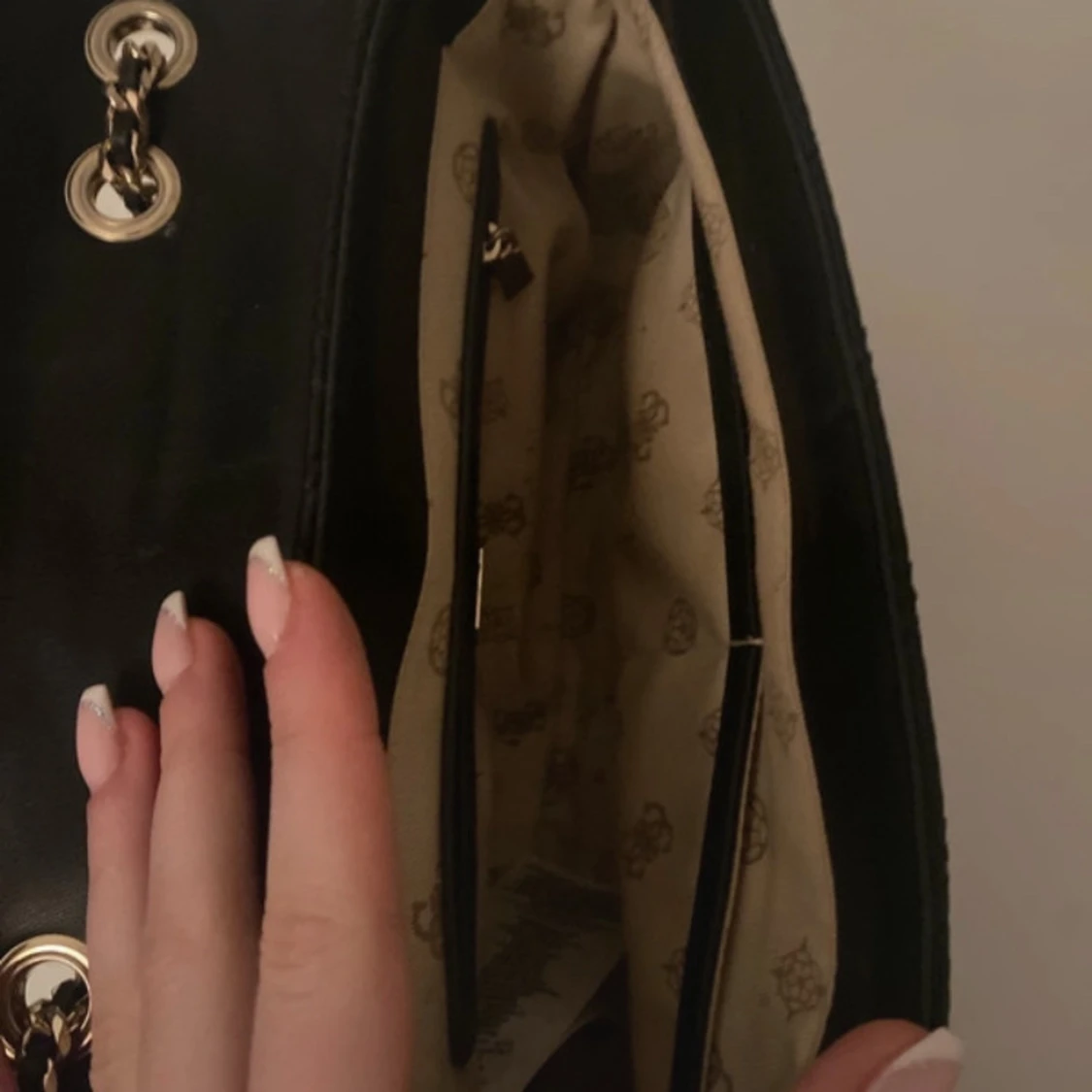 Svart axelväska från Guess - 2