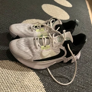 Basketskor Nike Giannis immortality - Snygga Nike sneakers i vitt och svart med gröna detaljer. Nypris 1100 kr. Har endast använts ett fåtal gånger. Skick: 9/10. 