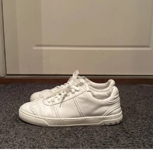 Valentino Flycrew - Vita Valentino Flycrews i storlek 43. Bra skick, men saknar 2 Nitar. Säljer billigt då de inte passar mig       Kom med bud!