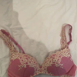 Intimissimi Bh - Säljer min jätte fina Intimissimi bh för att den blivit för liten! De är en limited edition bh som inte säljs längre! Jätte fint skick och passar till allt! Så sjukt snygg till alla typer av tröjor! Storlek 80B! Kan gå ner i pris vid snabbaffär! Skriv för frågor ellr funderingar❣️