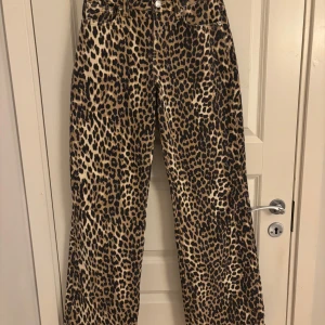 Leopard Jeans NA-KD - Hej! Jag säljer mina jeans från NA-KD som endast är använda en gång och i mycket bra skick! De är o stl 32 och passar mig som är 162 cm lång💕 Jag köpte de för 800kr och säljer nu för 600 pga att de knappt är använda.