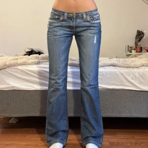 Jeans  - Midjemått: 37cm, innerbenslängd: 78cm 💖