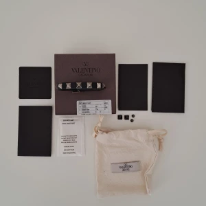 Valentino Armband  - Hej! Säljer detta marinblåa Valentino armband då den inte kommer till användning..vilket är synd för den är så finn! Nypris: 2600-3000kr🌬 //Mitt priss: 999kr✅️. Varför jag Säljer så billigt för så bra skick? Jo den gick upp lite som ni ser på sista bilden (lagad) därför!🎉 självklart äkta!✅️ allt OG med följer! Hör av er!🤩