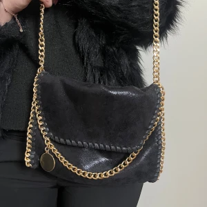 Axelremsväska - Stella McCartney liknande väska i guld🤩!! Mycket bra skick. 249kr