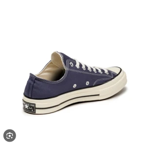 converse sneaker - aldrig använda mörblå converse, köptes för typ ett år sen och använde aldrig de!! 39-39.5 , bilder kan skickas om intresserad