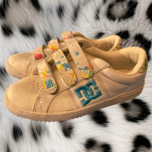 Vita dc skor❤️ - Super fina dc skor som är vita de e bara att mitt ljus i rummet är lite gult❤️ de är storlek 36 