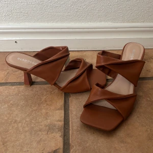 Bruna klackskor från Glamorous - Snygga bruna klackskor. Använda fåtal gånger, så fint/normalt skick. De ör väldigt bekväma!! Skaver ingenstans så materialet är soft. 
