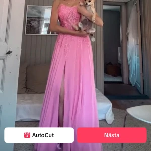 Rosa långklänning med spetsdetaljer - Balklänning använd 1 gång köpt för 4500 kr .