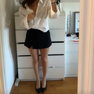 Shortskjol - Superfin, kostymkjol med shorts från Zara. Ser ut som kjol bakifrån också (sista bild). Storlek s med dragkedja på sidan. Använd 1 gång. 