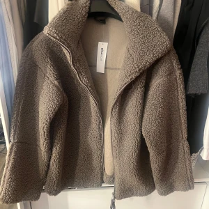 Pile zip jacket från Gina Tricot - Virala slutsålda pilejackan från Gina Tricot 😍 Jackan har en avslappnad passform och långa ärmar och även dragkedja och med hög krage.☺️