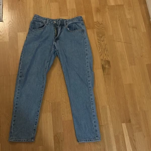 Blå jeansbyxor från Vailent - Snygga blå jeansbyxor från Vailent i storlek S. De har en klassisk straight passform med dragkedja och knapp framtill. Perfekta för en avslappnad stil.