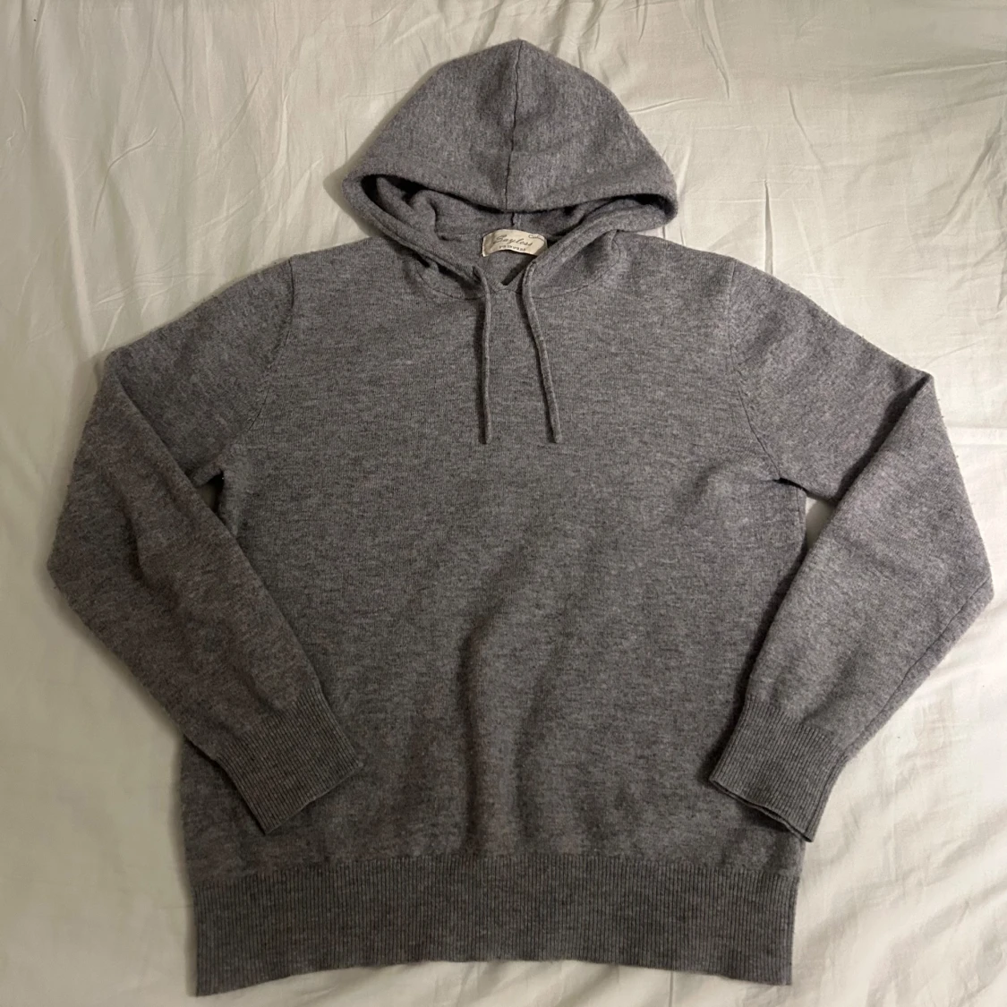 Grå kashmir hoodie från Sayless