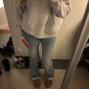 Low waist jeans - Söta low/mid waist bootcut jeans från Lager157, använda några gånger men nästan i nyskick💕 Storlek M/full length