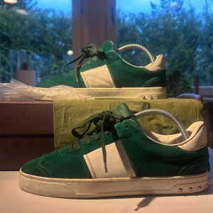 Valentino Flycrews - | Valentino Flycrew | OG: Låda, dustbag och 2 extra nitar | ENDAST 1 nit av men följer med 2 original nitar så man kan sätta på | Defekter: Lite sliten innersula annars mycket fint skick! | Storlek 42 passar 43 | För mer frågor och funderingar så hör av dig! Mvh JacobsCloset 