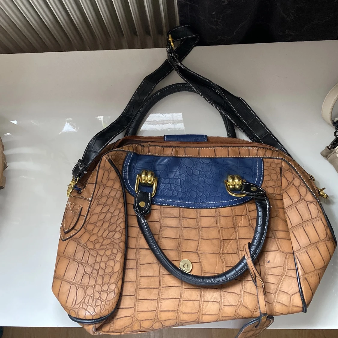 Svart axelväska med gulddetaljer - 2