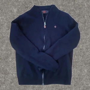 Morris half zip stickad - Riktigt fin stickad morris tröja i storlek XS, färgen är marinblå! Skriv vid frågor! Inga defekter😍