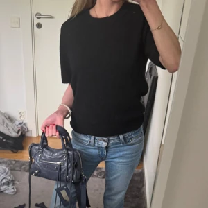 Svart kortärmad tröja - Säljer en stilren svart stickad kortärmad tröja,  från hm storlek s. Super super fin!!  