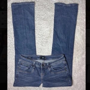 Lågmidjade ltb jeans - Jätte snygga lågmidjade LTB jeans men är tyvärr lite för stora för mig💕Dom är perfekt långa på mig som är 179cm!!!