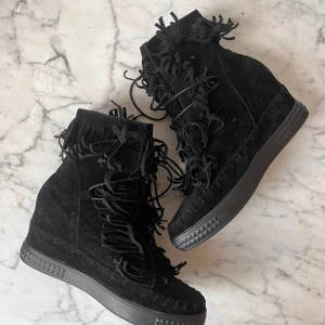 Svarta boots med fransar - Snygga svarta skor i Isabel Marant-inspirerad stil! Helt oanvända, vilket syns på bild 4. Storlek 39 med en bekväm, inbyggd klack – perfekta för både vår och sommar. Skicka ett meddelande för fler bilder eller frågor. Kan säljas till ett lägre pris vid en snabb och smidig affär! ❤️