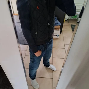 Svart  väst från Ralph Lauren - Snygg svart Ralph lauren väst perfekt för våren nu! Säljer då den är för liten för mig. Storlek xs jag är 173 och den är lite för liten. Kvalitet: 8/10 lite solblekt men ser värre ut på bilden än vad det är! Nypris är 2000kr