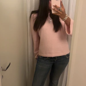 Rosa stickad tröja - Slutsåld från Gina! Köpte för 400/500 . Säljer en söt och mysig rosa stickad tröja med långa ärmar. Perfekt för kyligare dagar och lätt att matcha med jeans eller kjol. Tröjan har en enkel och stilren design som passar till många tillfällen. Hör av dig vid intresse! 💖har en rosa luva bak 