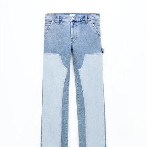 Tvåfärgade jeans från Filippa K - Säljer dessa då dem blivit för små, super snygga och cool design. Nytvättade hos kem.