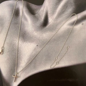 Halsband, tunnt kors- Silver - Skriv till oss om frågor vid t.ex storlek osv! 