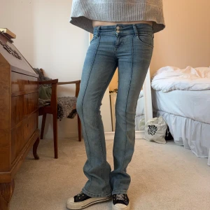 Jeans - Coola jeans 30 cm över midjan och 79 i innersöm. Mkt stretchiga❤️