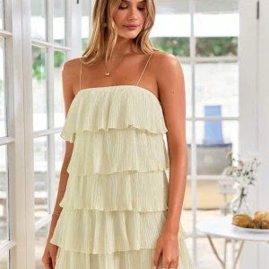 Ljusgul sommarklänninga - Säljer en söt ljusgul axelbandslös klänning med volanger. Perfekt för sommaren. Klänningen har en luftig och bekväm passform med tunna axelband. nyköpt aldrig använd men passade inte mig💕